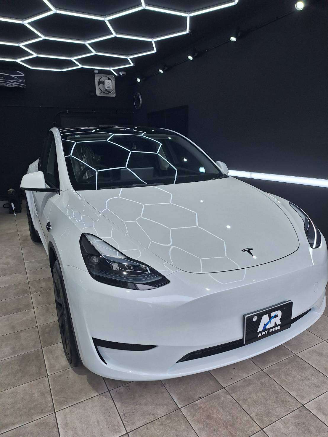 【テスラ モデルY】ジーテクニッククリスタルセラムライト ボディ磨き 茨城県つくば市より