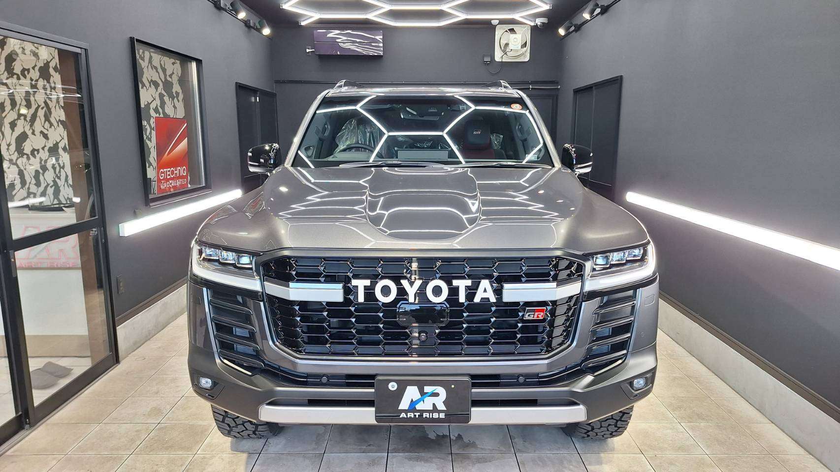 【トヨタ ランドクルーザー】ジーテクニッククリスタルセラムライト 新車コース 茨城県桜川市より