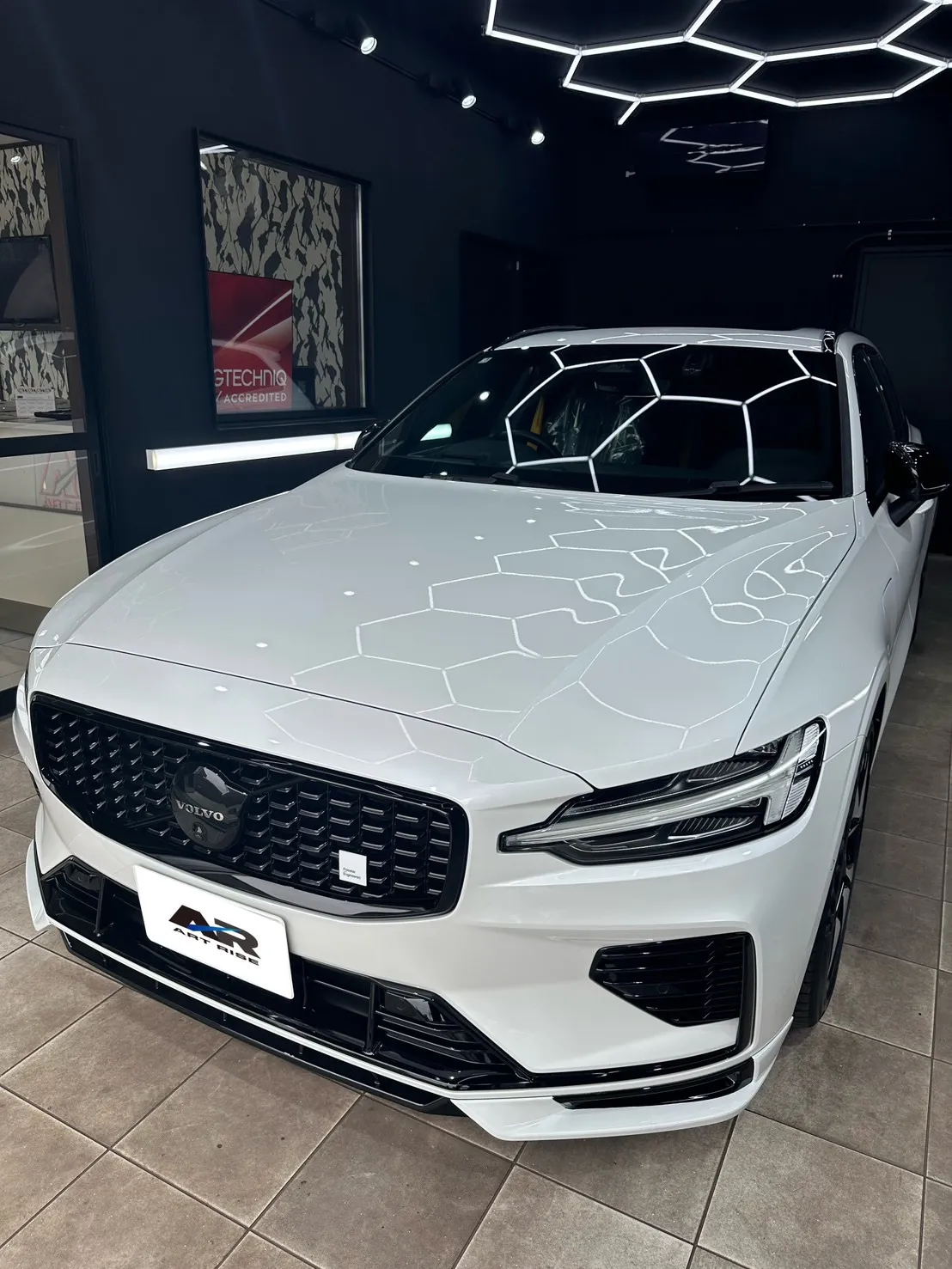 【ボルボ V60】サーブフェイス ボディ磨き 茨城県常総市より